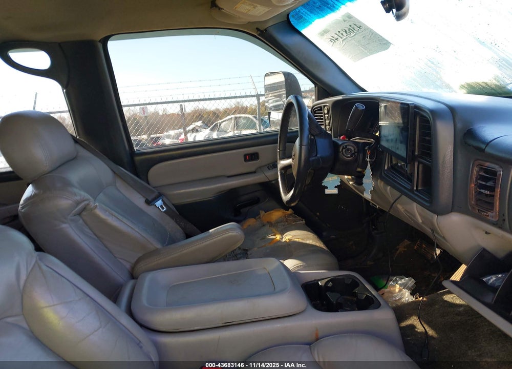 2001 CHEVROLET SUBURBAN 1500 LS VIN: 3GNFK16T51G185680