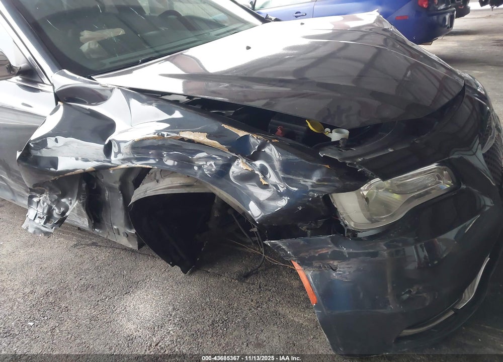 2019 CHRYSLER 300 LIMITED VIN: 2C3CCAEG0KH693512