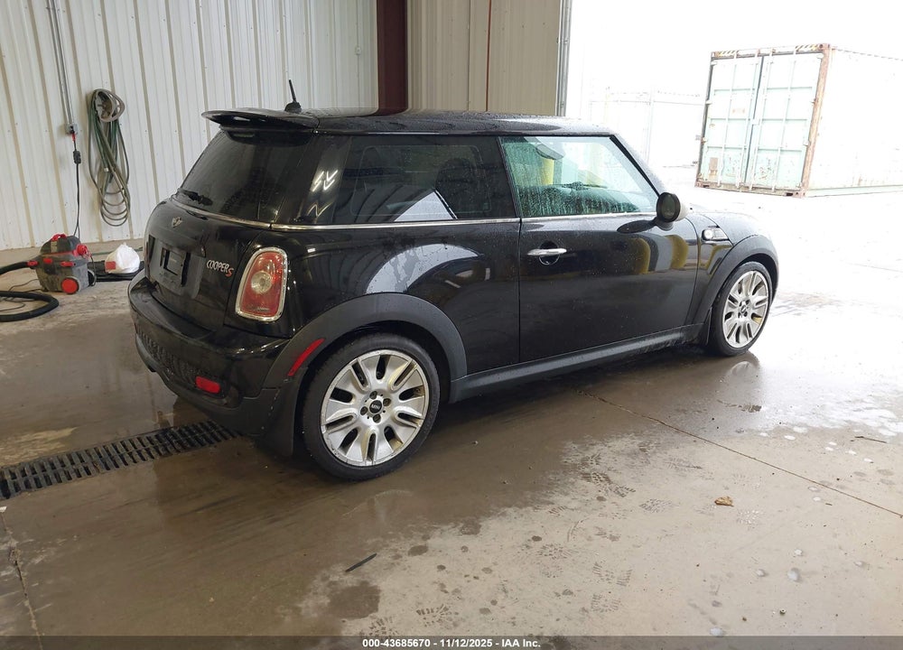 2010 MINI COOPER S VIN: WMWMF7C52ATX43014