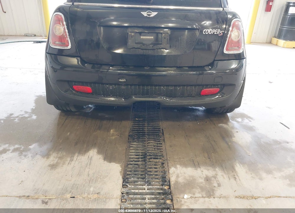 2010 MINI COOPER S VIN: WMWMF7C52ATX43014