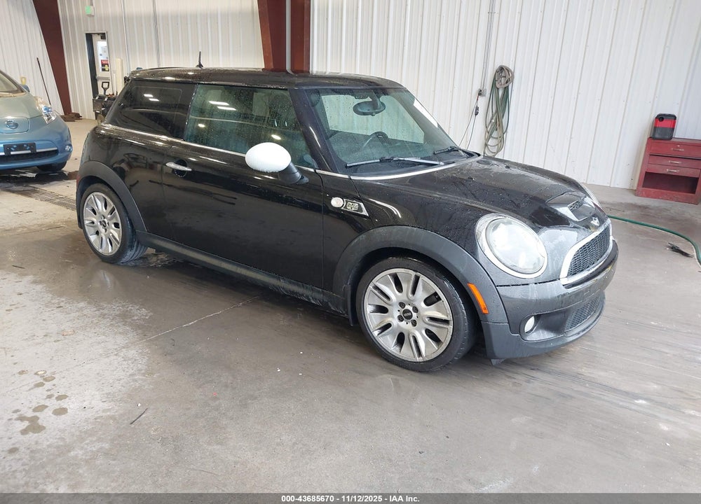 2010 MINI COOPER S VIN: WMWMF7C52ATX43014