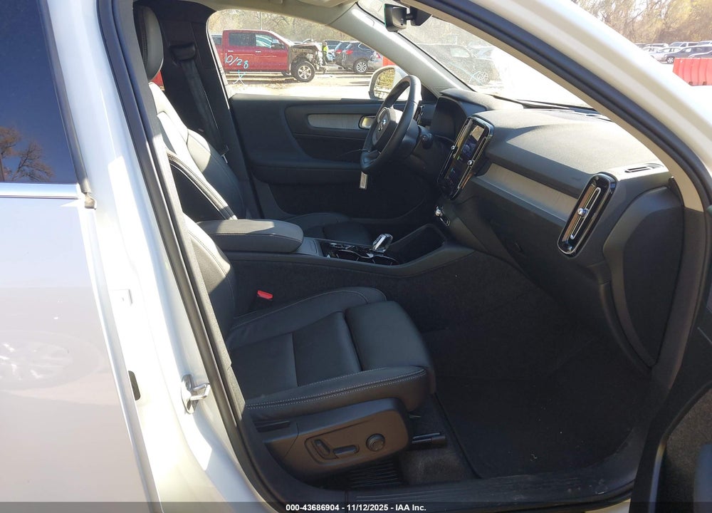 2025 VOLVO XC40 VIN: YV4L12UE8S2590268