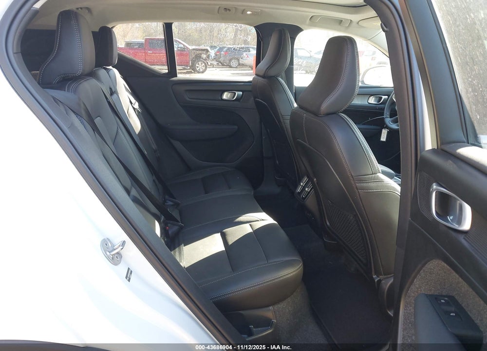 2025 VOLVO XC40 VIN: YV4L12UE8S2590268