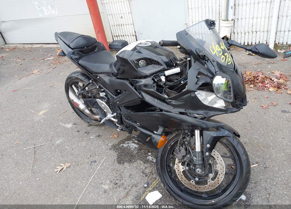 2022 YAMAHA YZFR3 A VIN: MH3RH18Y2NK008663