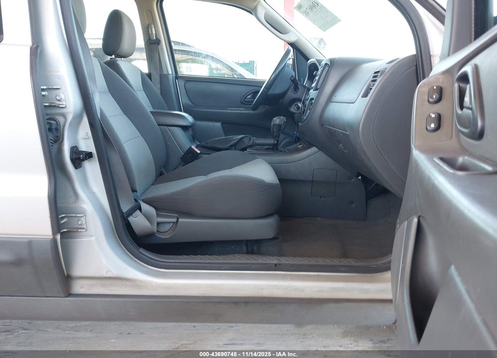 2005 FORD ESCAPE XLS VIN: 1FMYU02Z55KA79000
