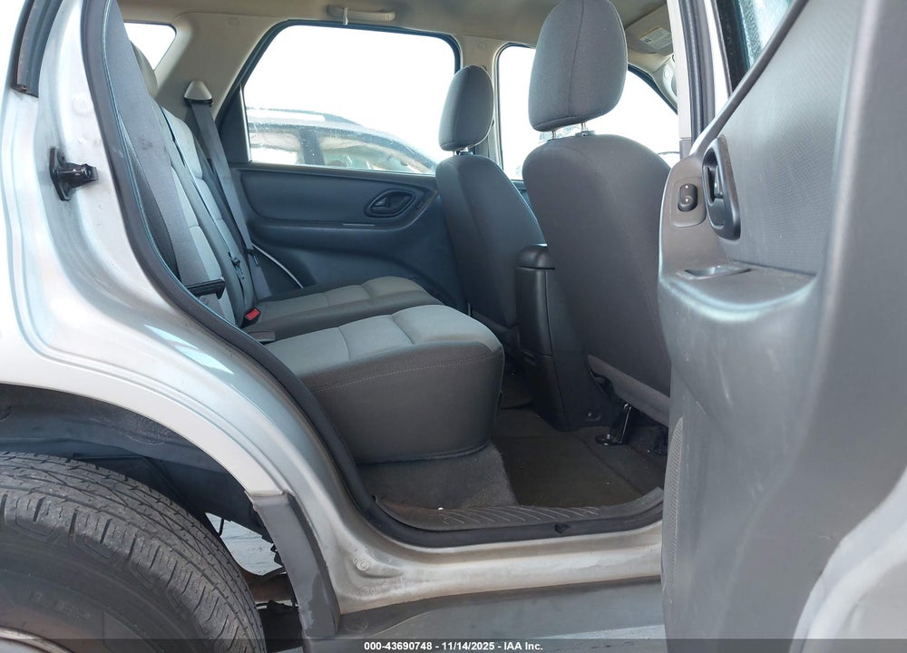 2005 FORD ESCAPE XLS VIN: 1FMYU02Z55KA79000