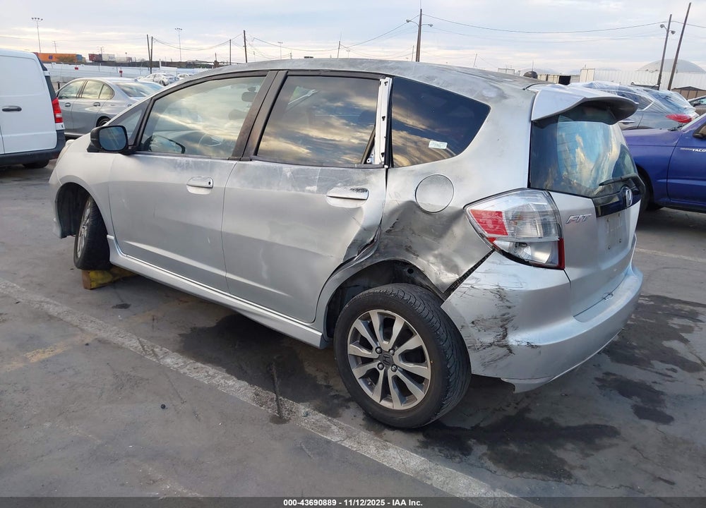 2013 HONDA FIT SPORT VIN: JHMGE8H58DC016254