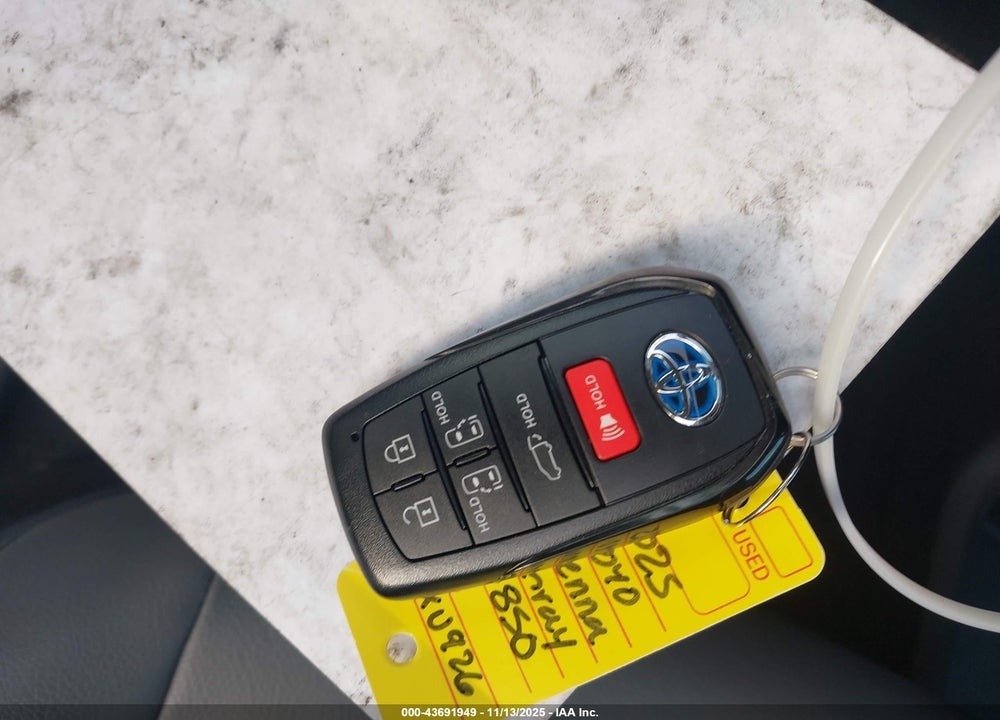2025 TOYOTA SIENNA XLE VIN: 5TDJRKEC1SS226850