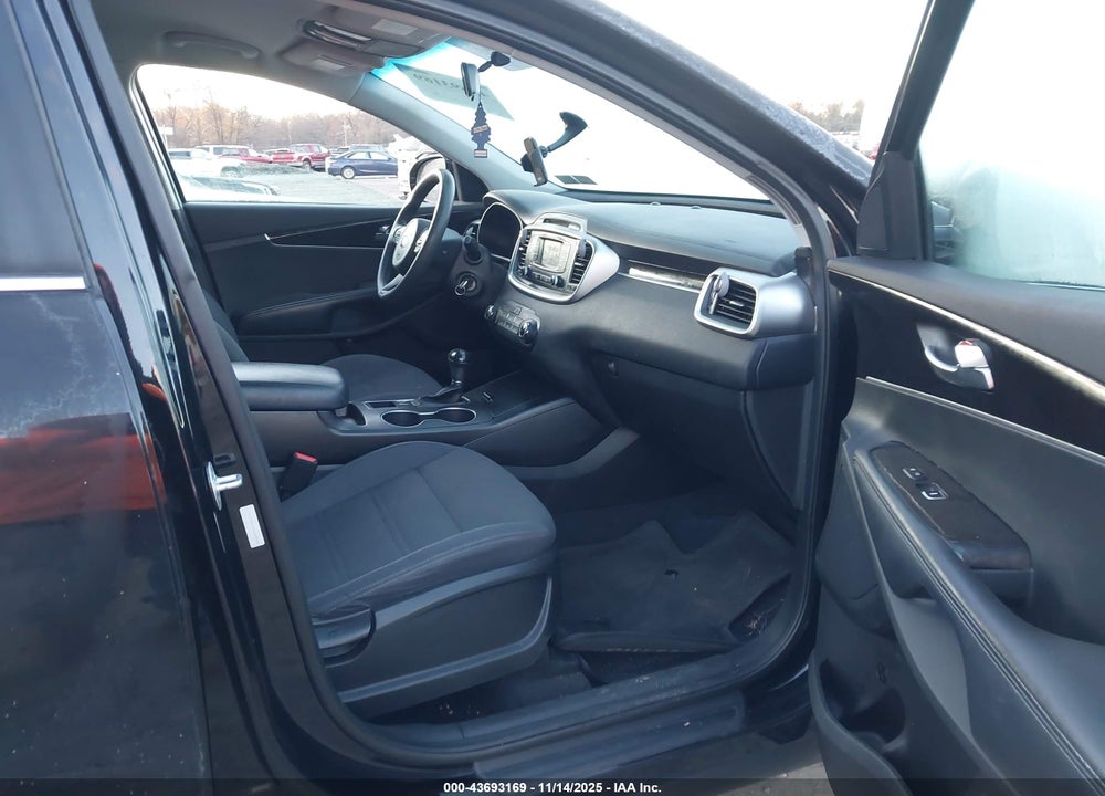 2017 KIA SORENTO 3.3L LX VIN: 5XYPGDA59HG209805