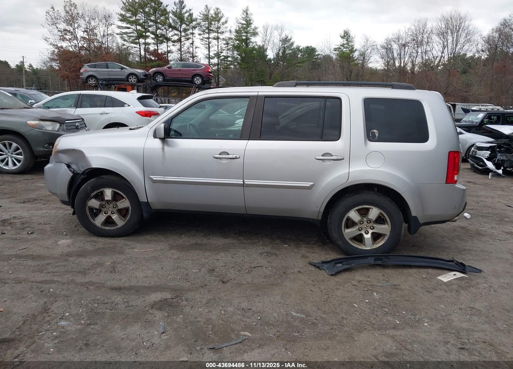 2011 HONDA PILOT EX VIN: 5FNYF4H49BB101140