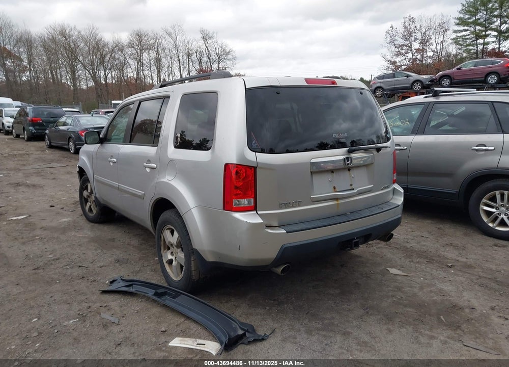 2011 HONDA PILOT EX VIN: 5FNYF4H49BB101140