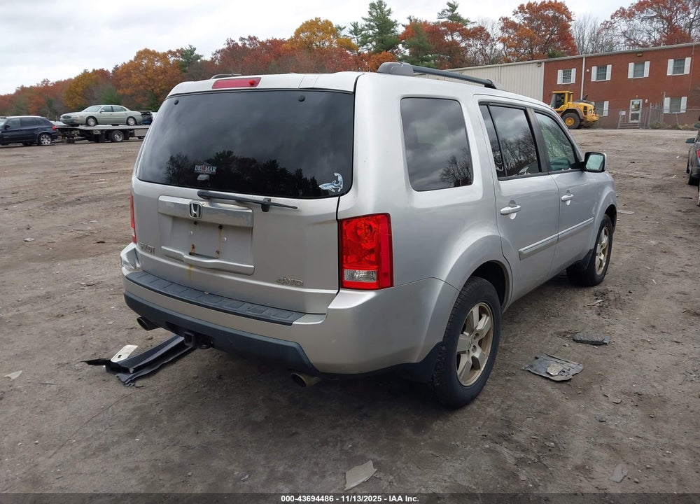 2011 HONDA PILOT EX VIN: 5FNYF4H49BB101140
