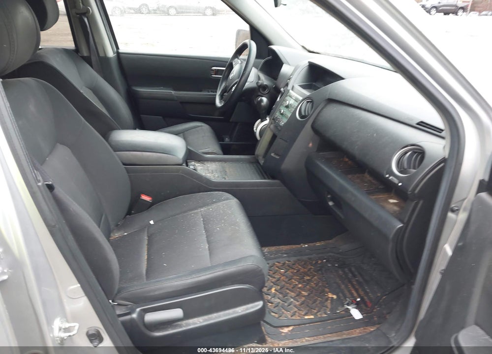 2011 HONDA PILOT EX VIN: 5FNYF4H49BB101140