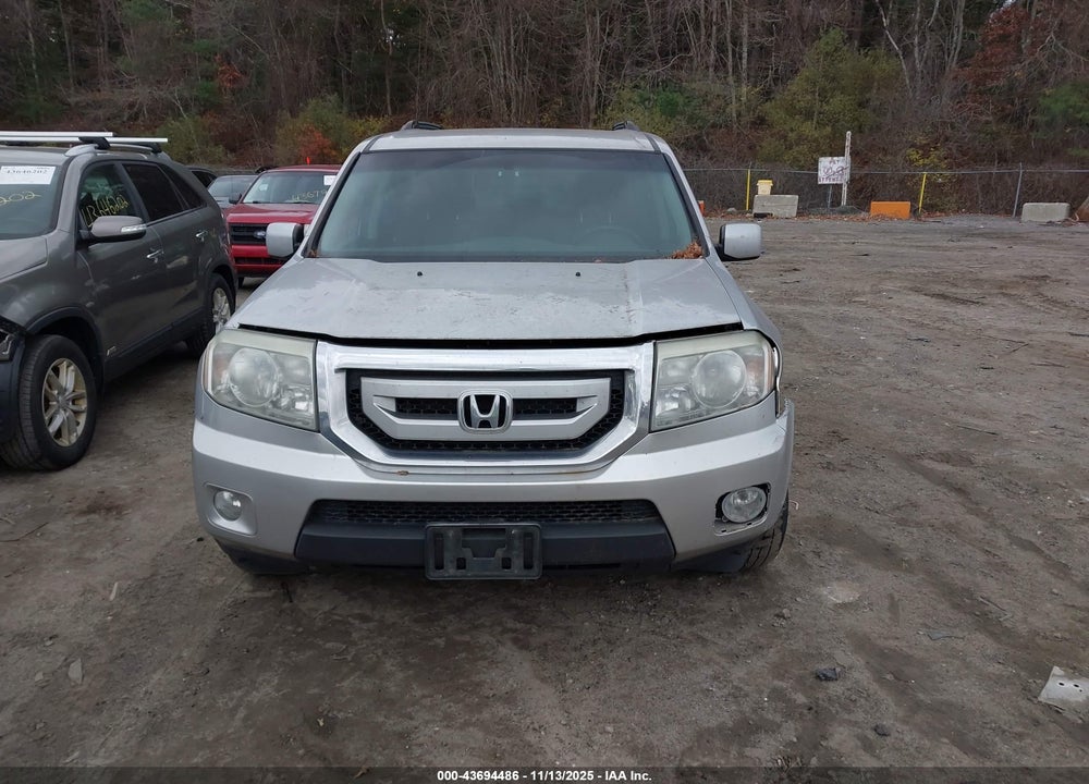 2011 HONDA PILOT EX VIN: 5FNYF4H49BB101140