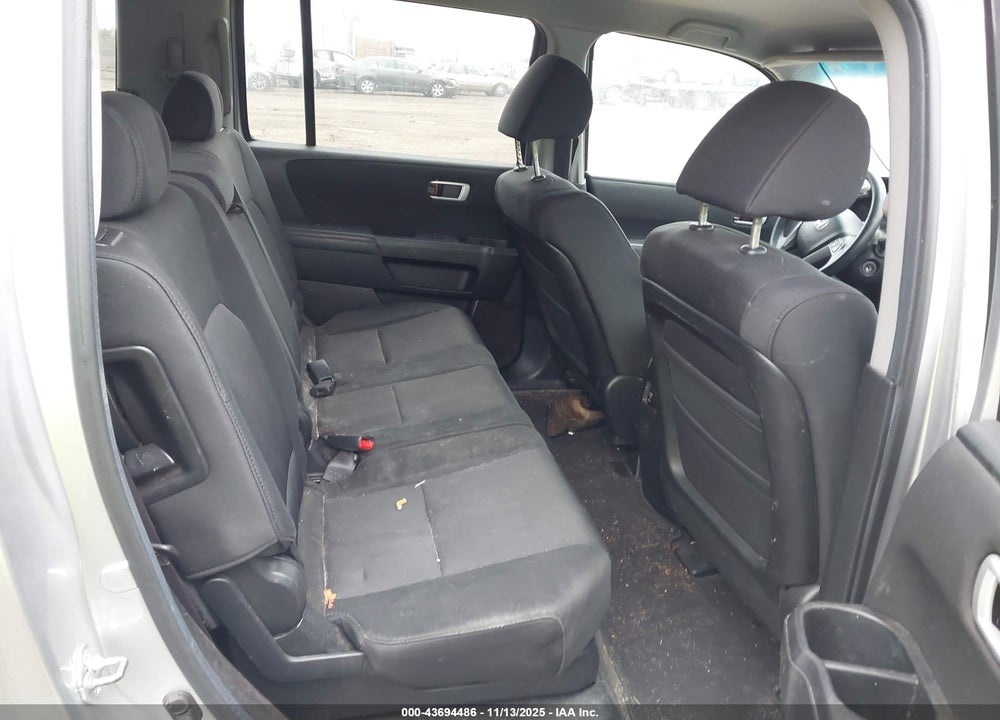 2011 HONDA PILOT EX VIN: 5FNYF4H49BB101140