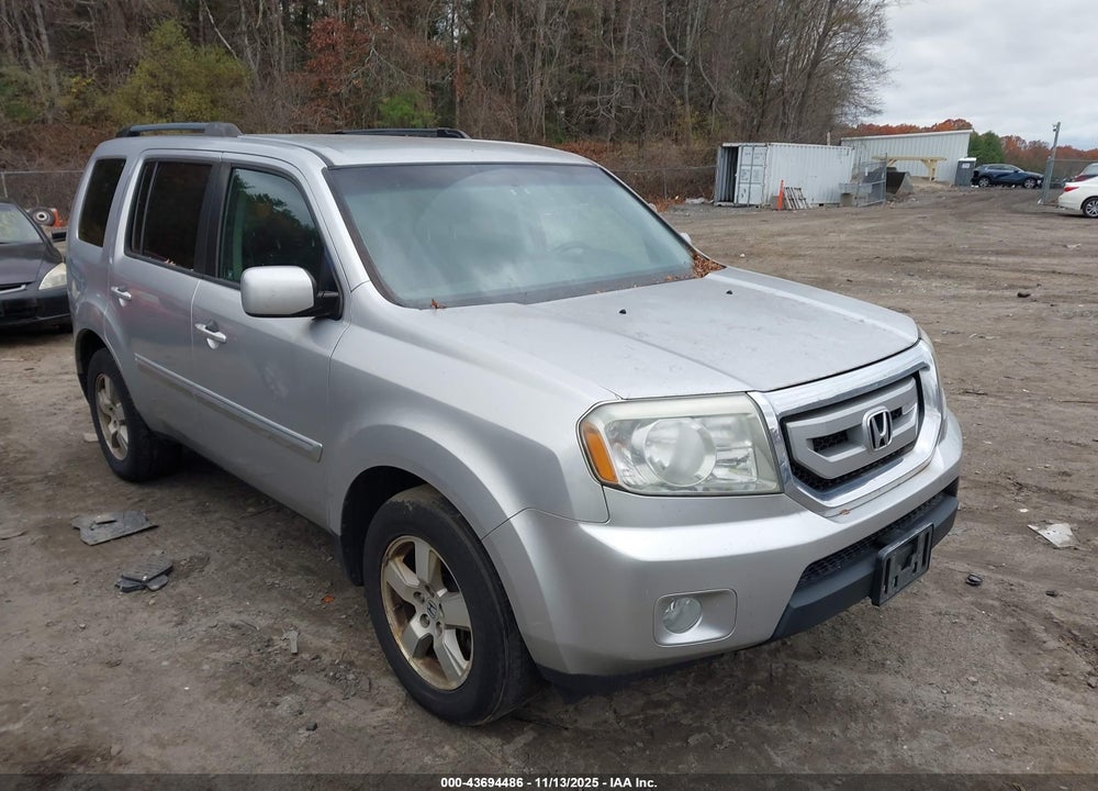 2011 HONDA PILOT EX VIN: 5FNYF4H49BB101140