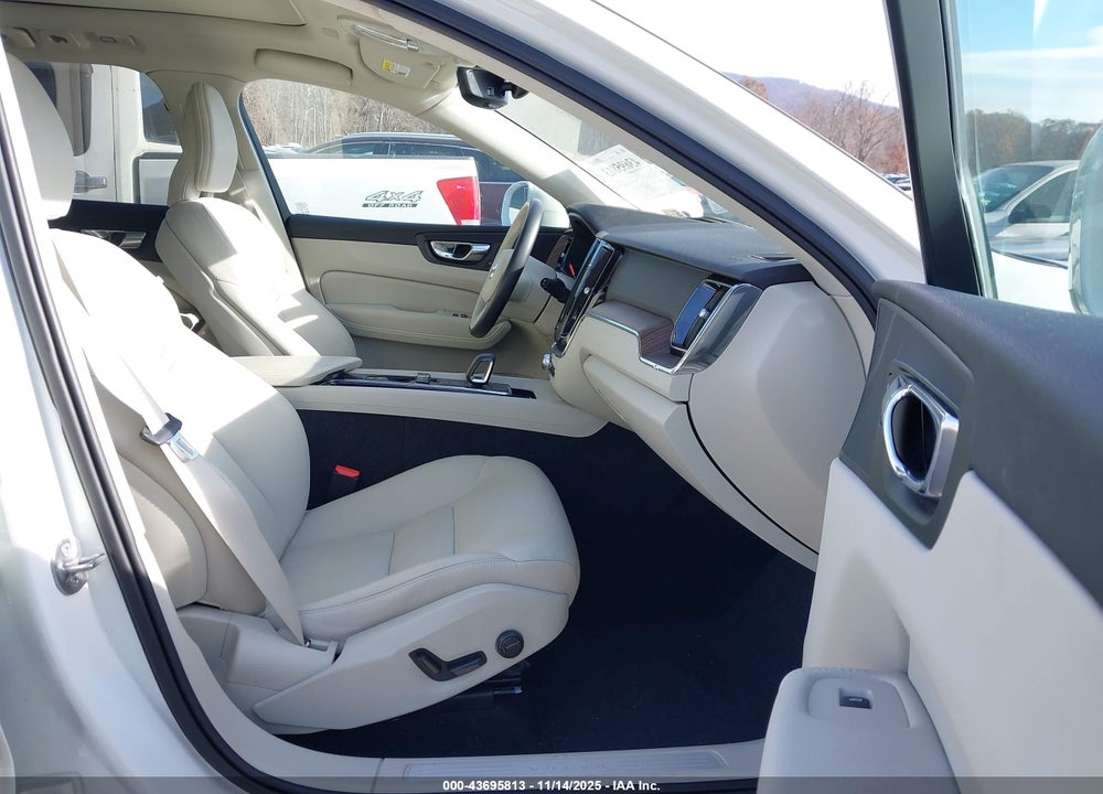 2022 VOLVO XC60 B5 MOMENTUM VIN: YV4L12RK4N1034418