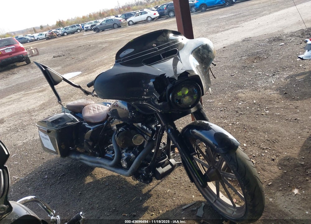 2015 HARLEY-DAVIDSON FLHX STREET GLIDE VIN: 1HD1KBM11FB705625