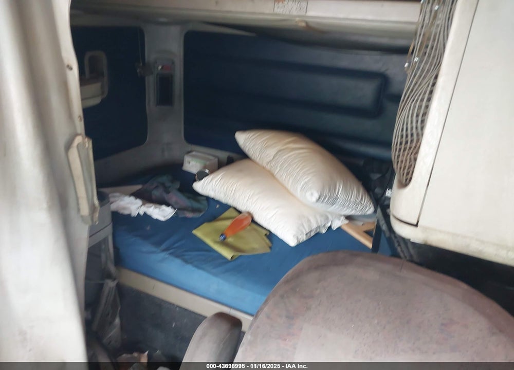 2000 FREIGHTLINER CONVENTIONAL FLC120 VIN: 1FUYSSEB0YLB23533
