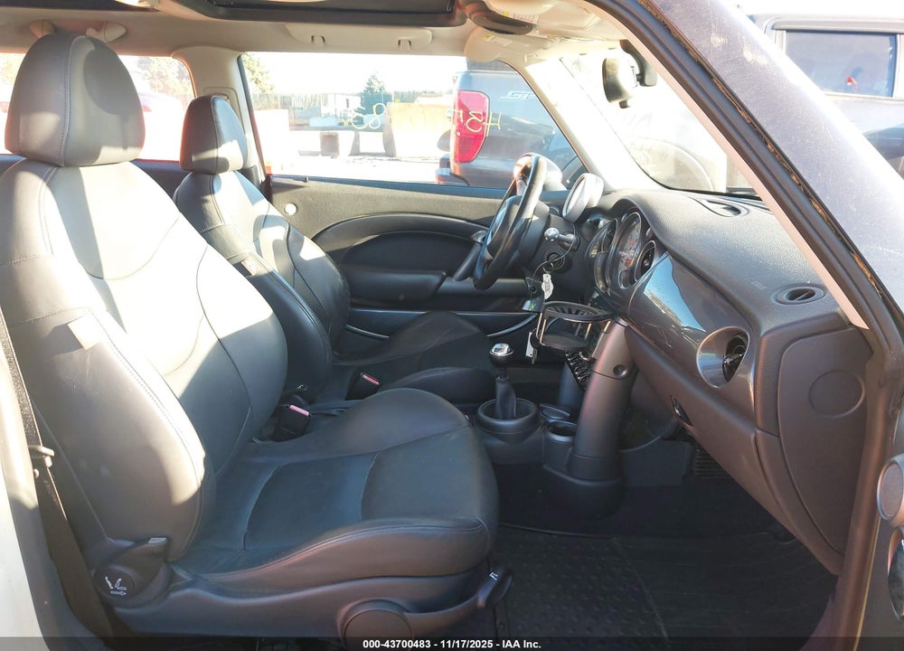 2005 MINI COOPER S VIN: WMWRE33455TD92150