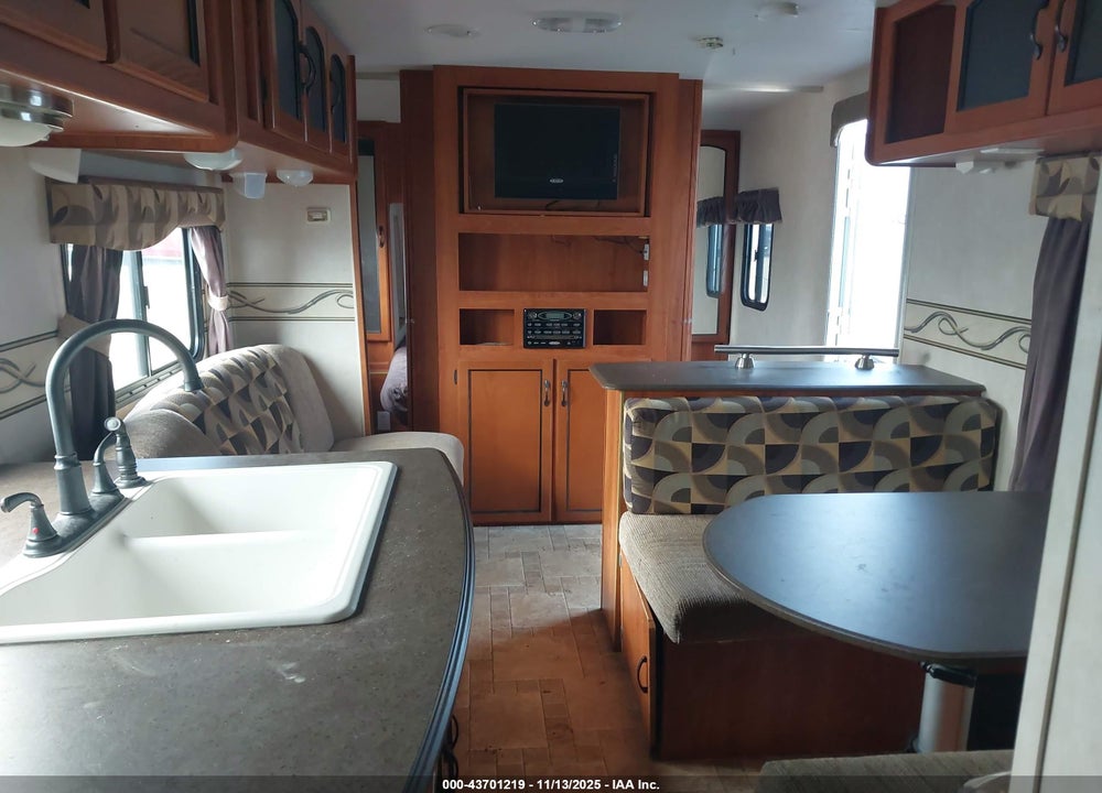 2010 COACHMEN FREEDOM VIN: 5ZT2FEUB8AA001956