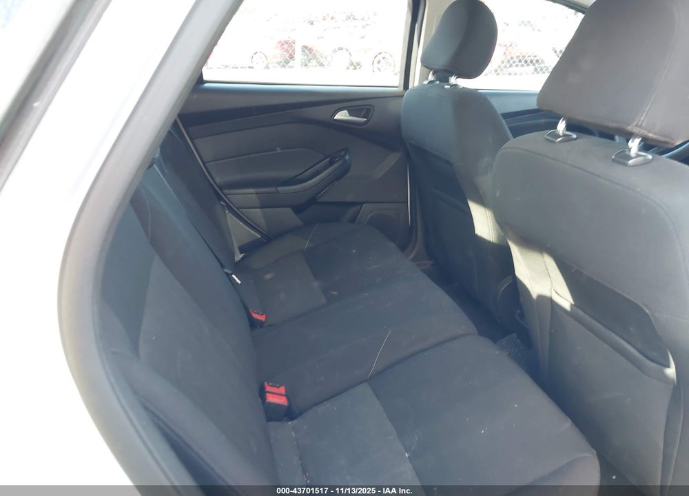 2015 FORD FOCUS SE VIN: 1FADP3K21FL350649