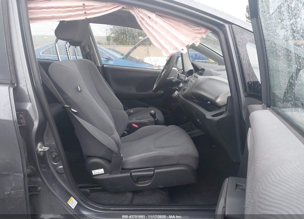 2011 HONDA FIT VIN: JHMGE8G30BS012735