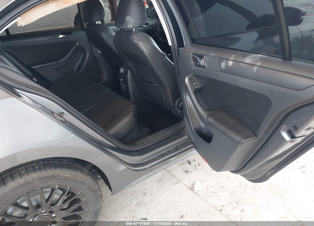 2012 VOLKSWAGEN JETTA 2.5L SE VIN: 3VWDP7AJ4CM320983