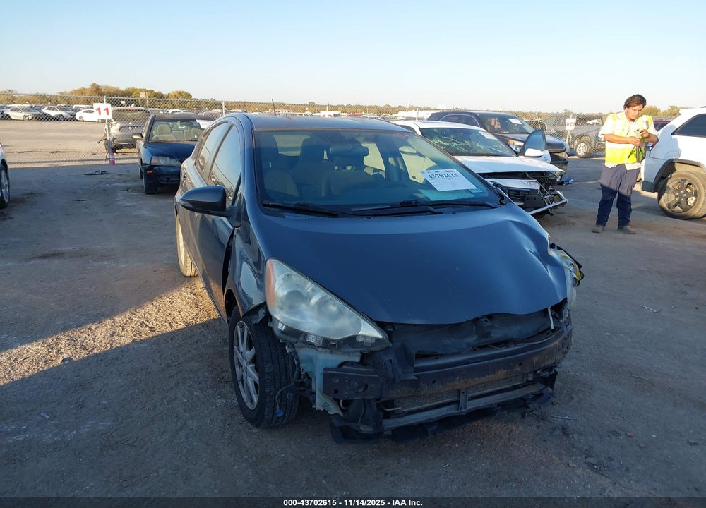 2013 TOYOTA PRIUS C THREE VIN: JTDKDTB3XD1044982