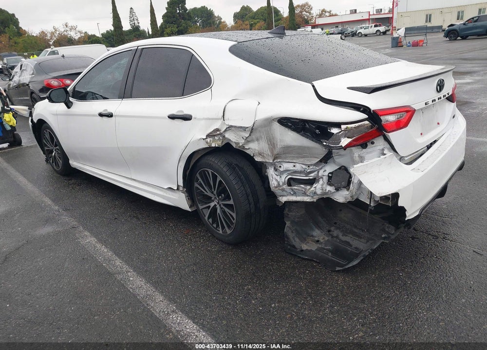 2018 TOYOTA CAMRY SE VIN: 4T1B11HK5JU527927