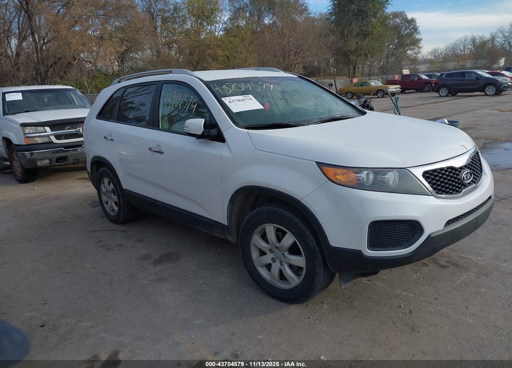 2013 KIA SORENTO LX V6 VIN: 5XYKT4A28DG367977