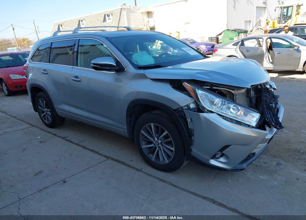 2018 TOYOTA HIGHLANDER XLE VIN: 5TDJZRFH7JS872315