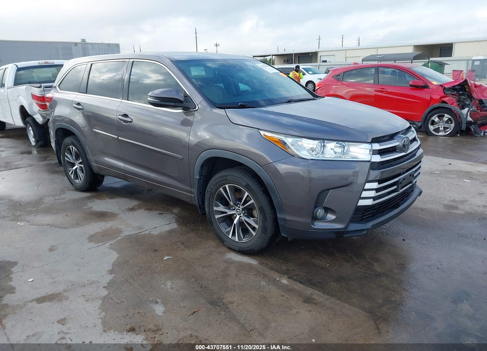 2018 TOYOTA HIGHLANDER LE PLUS VIN: 5TDZZRFH4JS249382