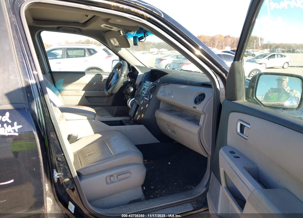2011 HONDA PILOT EX-L VIN: 5FNYF4H5XBB073793