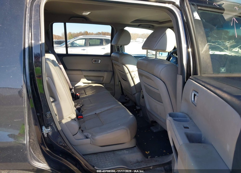 2011 HONDA PILOT EX-L VIN: 5FNYF4H5XBB073793