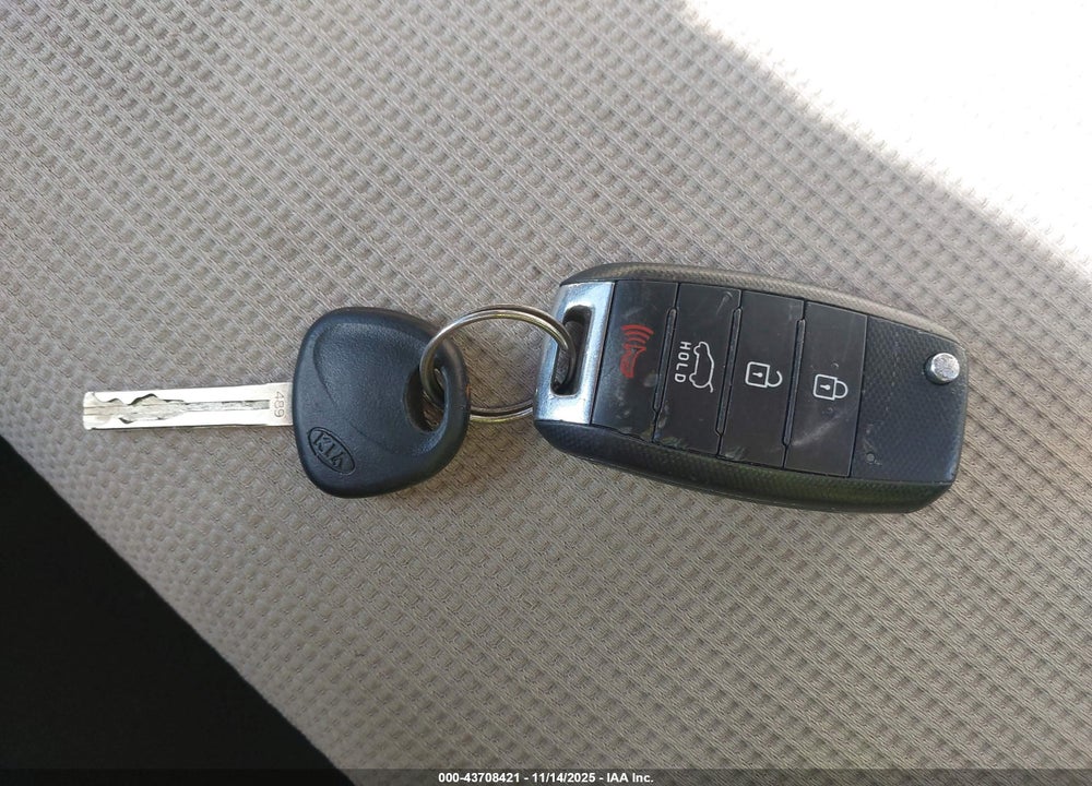 2015 KIA SORENTO LX VIN: 5XYKT4A68FG592924