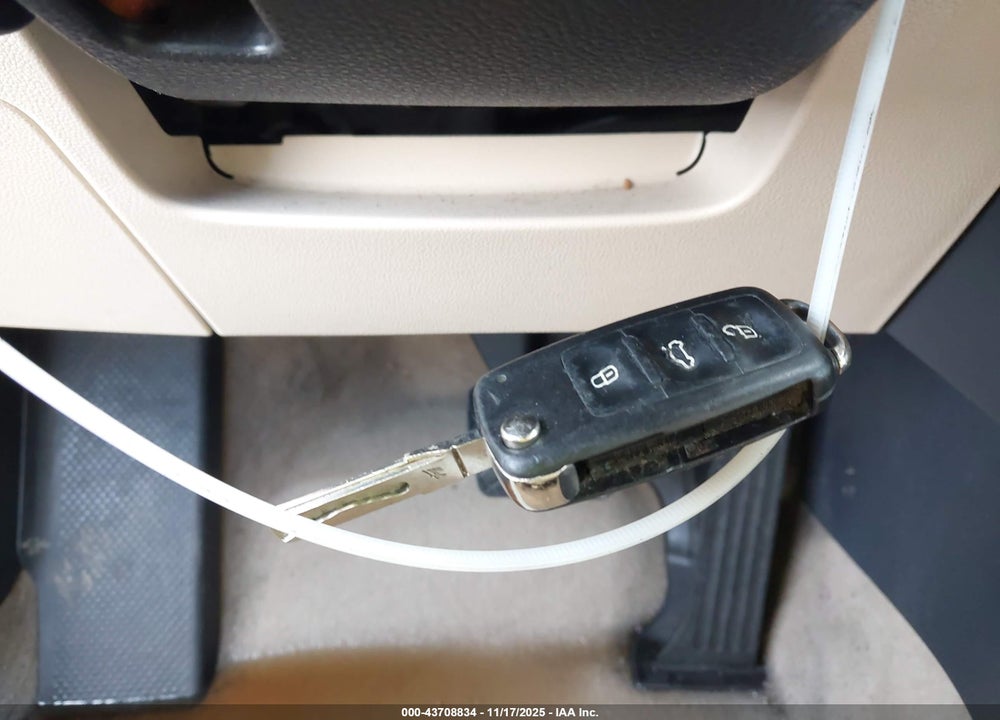 2011 VOLKSWAGEN JETTA 2.5L SE VIN: 3VWDZ7AJ2BM384268