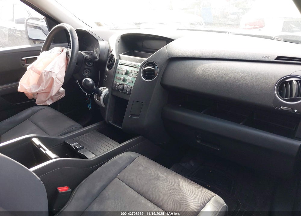 2011 HONDA PILOT LX VIN: 5FNYF4H29BB001635