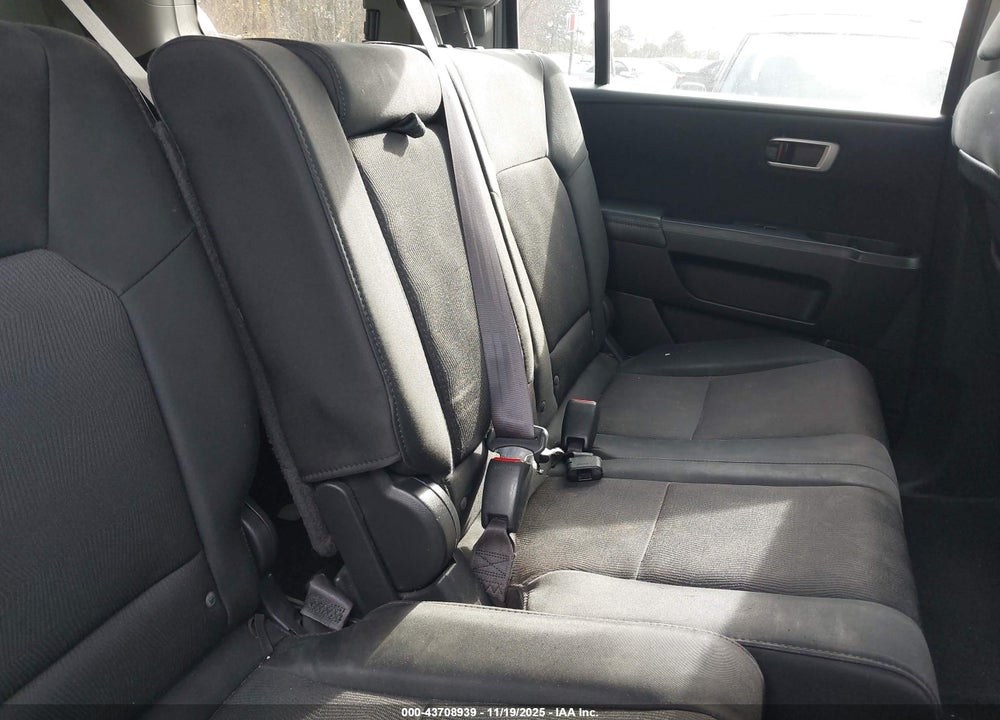 2011 HONDA PILOT LX VIN: 5FNYF4H29BB001635