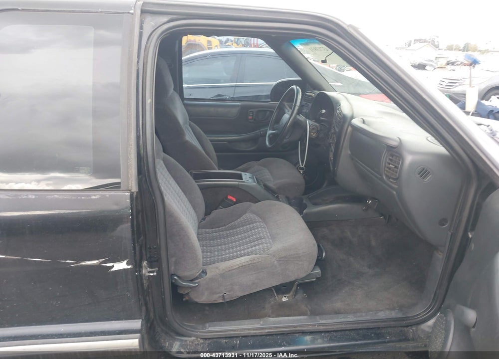 2003 CHEVROLET S-10 LS VIN: 1GCDT19X138204780