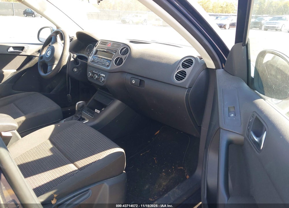 2011 VOLKSWAGEN TIGUAN S VIN: WVGAV7AX4BW512432