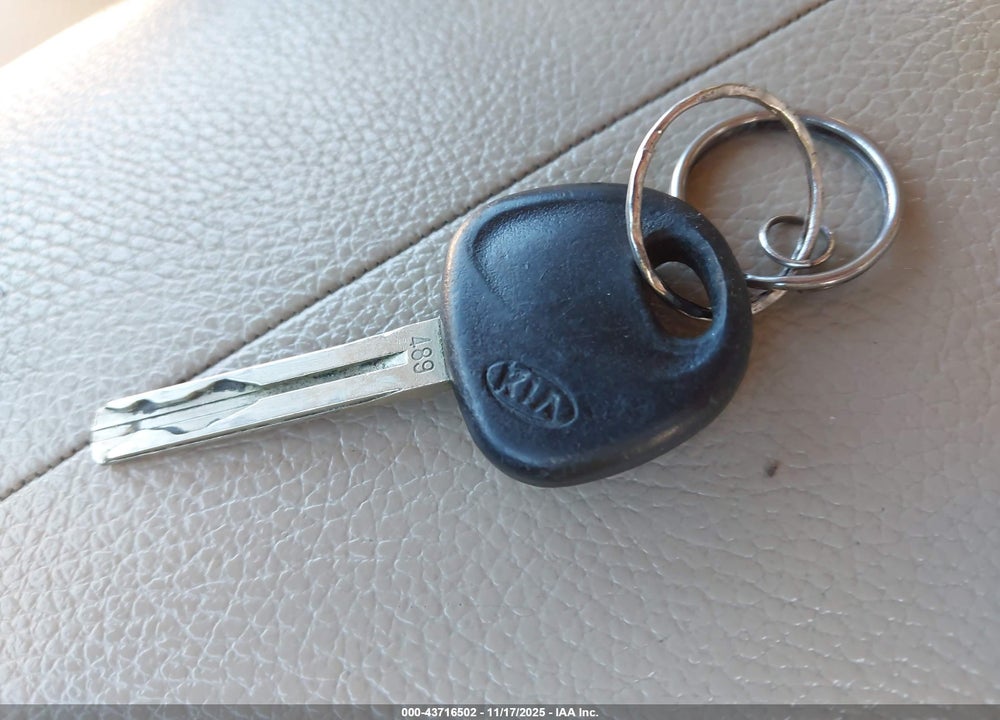 2013 KIA SORENTO VIN: 5XYKTCA62DG327374
