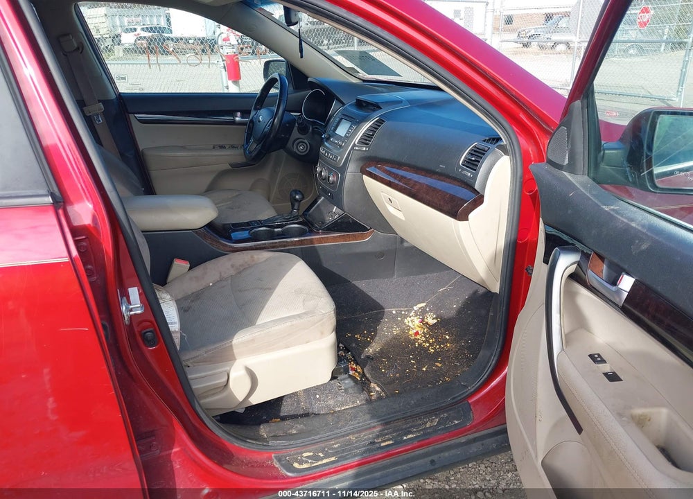 2014 KIA SORENTO LX VIN: 5XYKTCA68EG539598