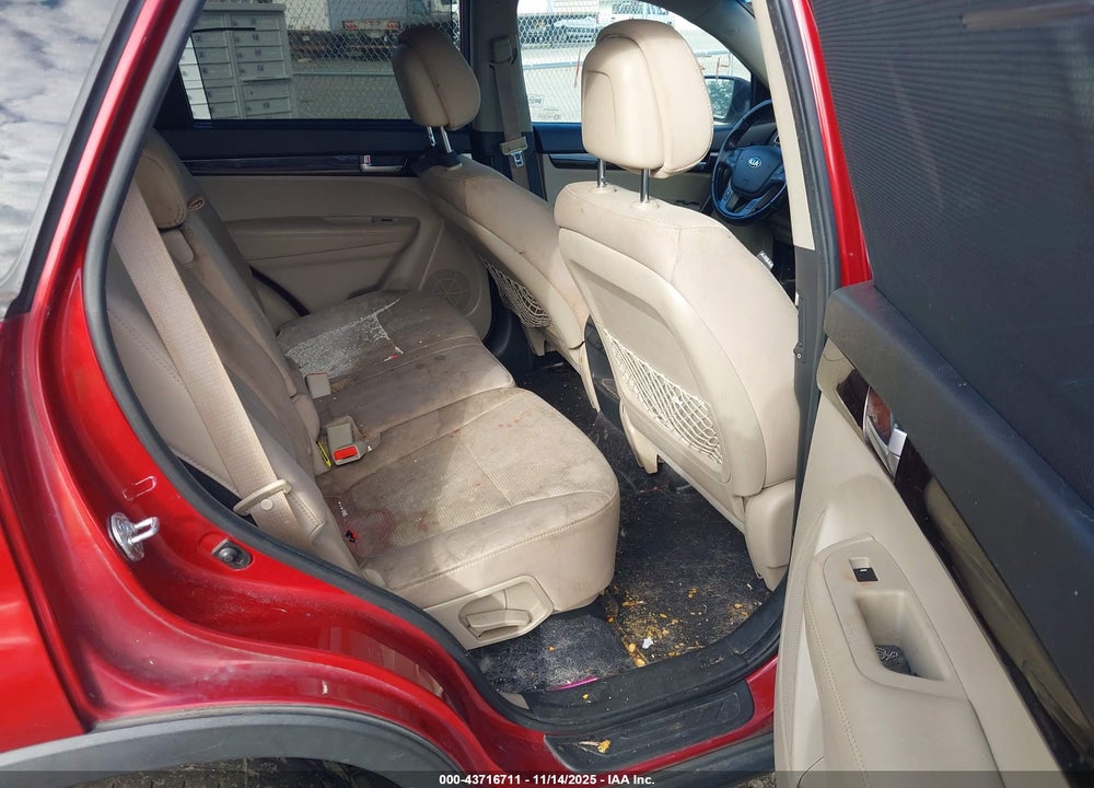 2014 KIA SORENTO LX VIN: 5XYKTCA68EG539598