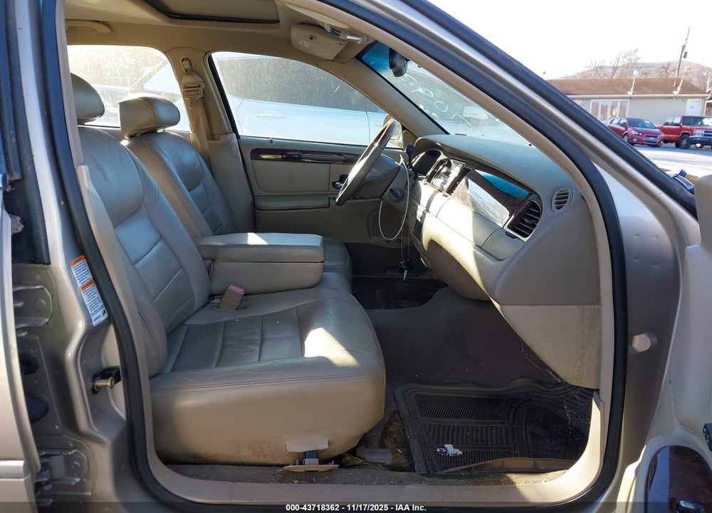 2002 LINCOLN TOWN CAR SIGNATURE VIN: 1LNHM82W22Y661083