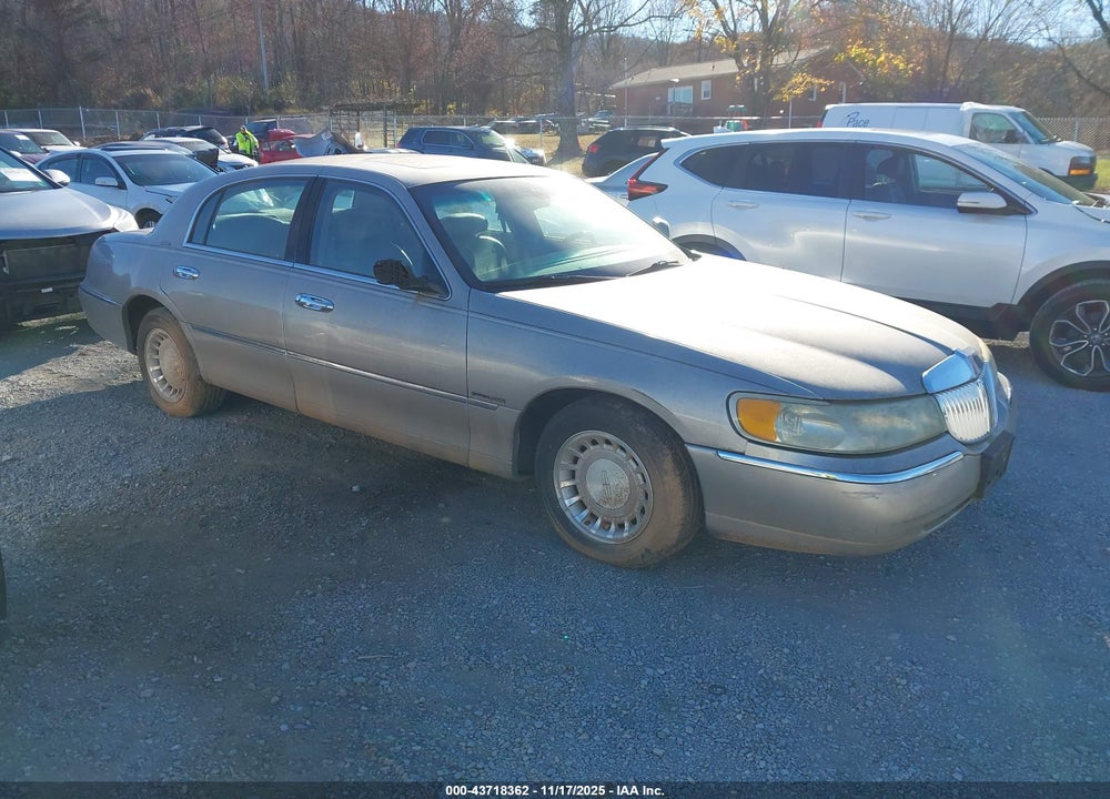 2002 LINCOLN TOWN CAR SIGNATURE VIN: 1LNHM82W22Y661083