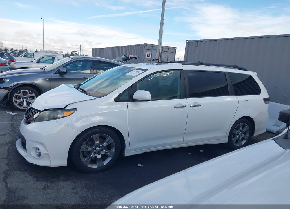 2013 TOYOTA SIENNA SE 8 PASSENGER VIN: 5TDXK3DC3DS404850