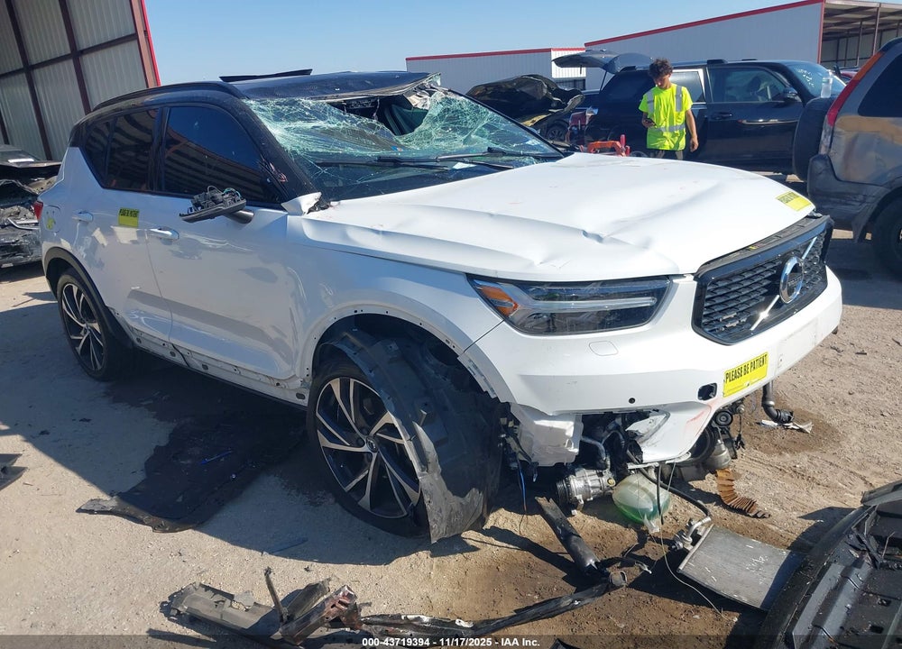 2021 VOLVO XC40 T5 R-DESIGN VIN: YV4162UMXM2437877