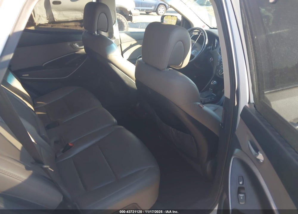 2017 HYUNDAI SANTA FE VIN: 5XYZU3LB3HG418388