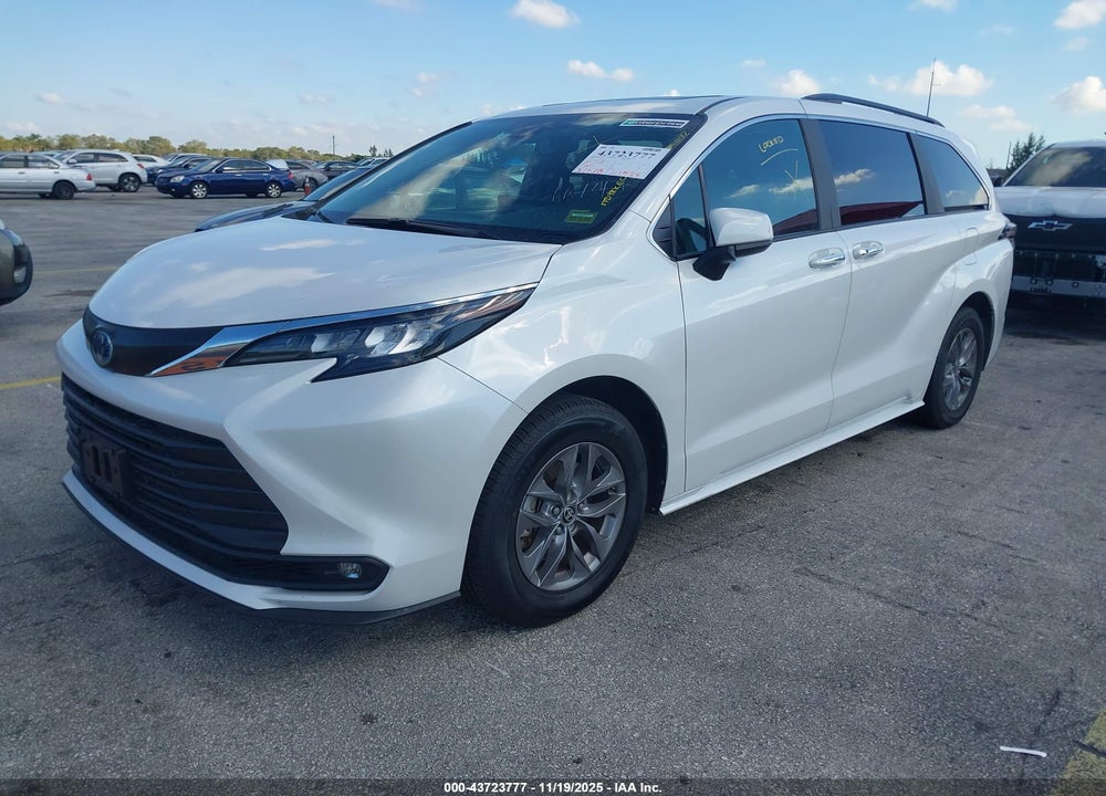 2025 TOYOTA SIENNA XLE 8 PASSENGER VIN: 5TDYRKECXSS238493